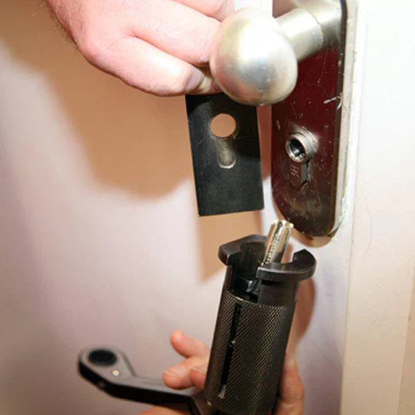 Hoe voorkom je inbraak tijdens je vakantie? (Praktische en moderne beveiligingstips)