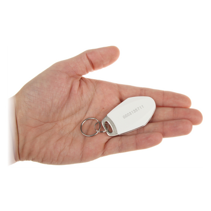 UMA RFID luxe tag wit met metaal en serienummer en met key ring